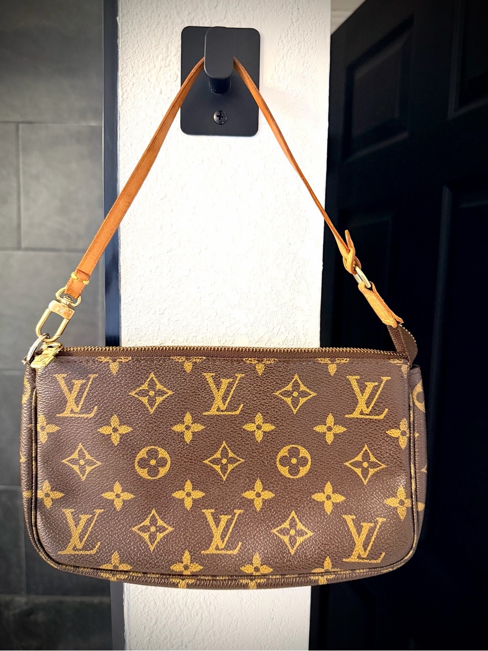 ⁠Authentic Louis Vuitton Vintage Monogram Pochette Accessoires Shoulder Bag⁠ - Picture 2 of 4